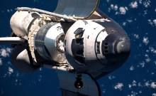space-shuttle-discovery-ISS-docking-01